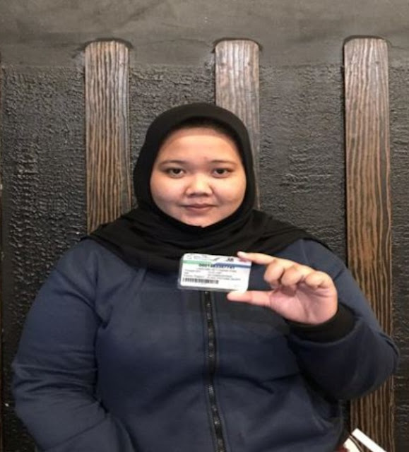 Tertib Prosedur Rujukan Berjenjang, Berobat ke Rumah Sakit Tanpa Biaya Sama Sekali Jombang - majalahglobal.com : Sistem rujukan berjenjang bertujuan untuk menghindari penumpukan pasien di rumah sakit, pasien yang dapat ditangani oleh dokter FKTP tentu tidak terlalu membutuhkan pelayanan di FKRTL, sehingga pasien rumah sakit yang betul-betul membutuhkan pelayanan spesialistik atau sub spesialistik dapat ditangani secara optimal di rumah sakit. Konsep rujukan berjenjang ini sudah dirasakan oleh Linda Mei Setyaningtyas (23) yang merupakan peserta Pekerja Bukan Penerima Upah (PBPU) Jaminan Kesehatan Nasonal – Kartu Indonesia sehat (JKN-KIS). “Saya dan keluarga yang beranggotakan empat (4) orang telah menjadi peserta JKN-KIS sejak Tahun 2015. Beruntung ada JKN-KIS sehingga saya terbantu dengan layanan sistem rujukan ini,” ujar wanita yang berdomisili di Desa Sambong Jombang ini. Ia menceritakan bahwa dirinya menderita batuk yang berkepanjangan selama berbulan-bulan dan tidak kunjung sembuh juga, hal ini membuat aktivitasnya terganggu. Sehingga ia memutuskan untuk memeriksakan dirinya ke Klinik Seger yang merupakan Fasiltas Kesehatan Tingkat Pertama yang bekerjasama dengan BPJS Kesehatan. “Saya sudah ke Klinik Seger dan dokter menganjurkan saya untuk melakukan rontgen ke laboratorium. Dari hasil rontgen tersebut akhirnya saya diberi surat rujukan oleh dokter untuk dirujuk ke dokter spesialis paru-paru yang ada di Rumah Sakit Pelengkap,” terang Linda. Linda mengungkapkan mengenai sakit yang dideritanya bukanlah sakit yang kronis, Linda merasa bersyukur dengan adanya tindakan medis yang diberikan dokter kepadanya membuat kondisi tubuhnya berangsur-angsur membaik. “Alhamdulillah dengan JKN-KIS saya tidak pernah mengeluarkan uang sepeserpun dan tidak pernah mendapatkan perbedaan pelayanan ketika berobat, baik di Klinik dan Rumah Sakit, dan kondisi saya semakin membaik.” ungkap Linda. Diakhir, Linda menyampaikan harapannya agar pelayanan berobat peserta JKN KIS bisa optimal di semua klinik dan Rumah Sakit yang telah bekerja sama dengan BPJS Kesehatan tanpa membeda-bedakan pasiennya “Saya sangat beruntung sekali menjadi peserta JKN-KIS, karena saya mendapatkan pelayanan yang optimal. Dan saya berharap semua Klinik dan Rumah Sakit dapat memberikan pelayanan terbaik tanpa membedakan pasiennya,” tutupnya. (ar/at) Sistem rujukan bertujuan untuk memudahkan pemberian layanan kesehatan kepada peserta JKN-KIS dimana rujukannya menggunakan sistem rujukan berjenjang. Rujukan berjenjang adalah pemberian layanan kesehatan dimana pelayanan primer diberikan oleh Fasilitas Kesehatan Tingkat Pertama (FKTP), namun apabila diperlukan rujukan spesialistik akan dirujuk ke Fasilitas Kesehatan Rujukan Tingkat Lanjutan (FKRTL). (Jayak)