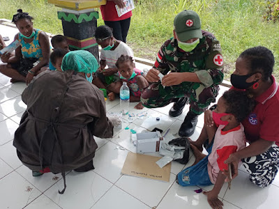 Satgas Yonif MR 413 Bersama Puskesmas Skouw Wujudkan Warga Papua Bebas Kaki Gajah