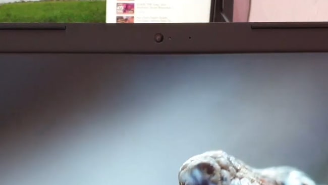 The 720p camera and a microphone placed at the top bezel of this Dell laptop.