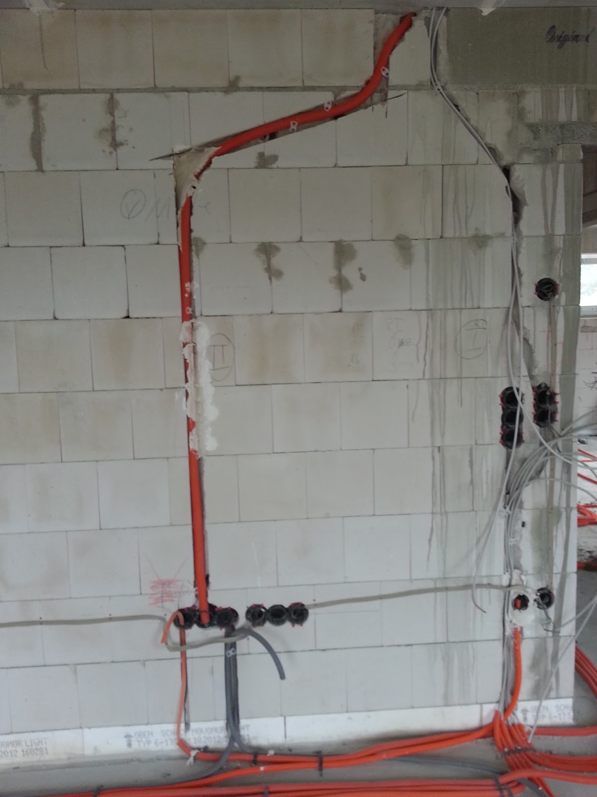 Ralf & Natalie's Baublog: Netzwerkkabel verlegt oder Morgen werden die