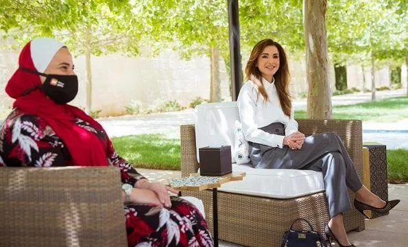 Queen Rania wore a crepe shirt by Alexander Wang, a gabardine pants by Helmut Lang, Dior pumps, carries Fendi Peekaboo bag