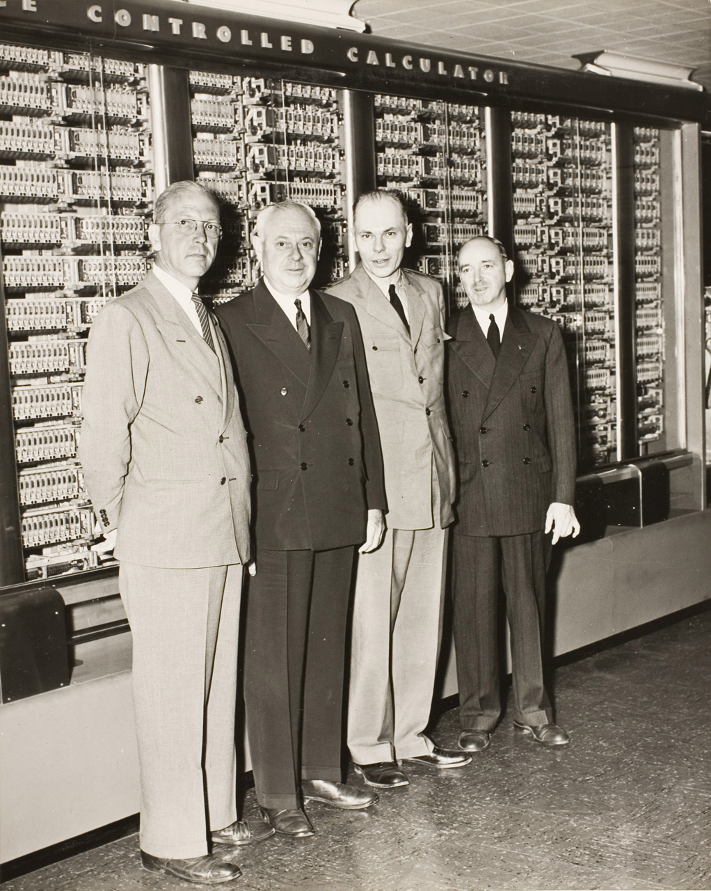 первая организация в мире. первый промышленный робот unimate. самая старая компания. первая организация в мире. первая организация в мире.