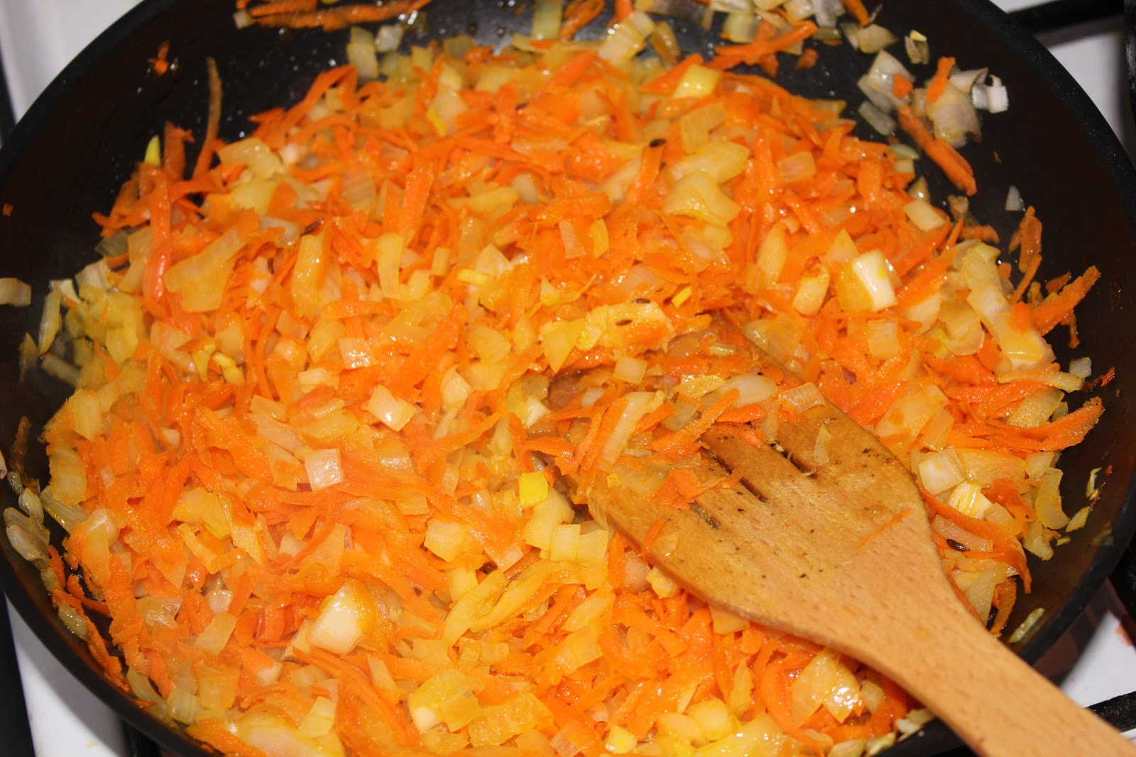 жарка овощей. морковь турне карамелизированная. печеная морковь в духовке. настоящий мужской салат. морковь жареная на сковороде рецепт.