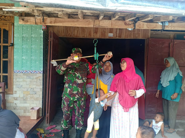 Peduli Kesehatan Warganya, Babinsa Krikilan Ikut Bantu Posyandu