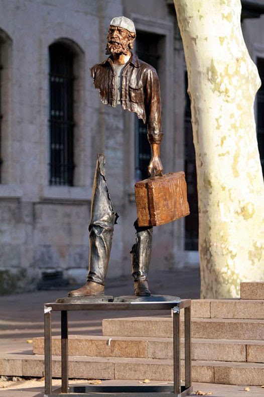 Esculturas surrealistas están en busca de sus piezas que faltan - POP