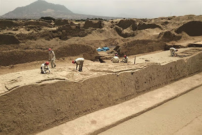 Σπάνια ξύλινα αγάλματα ηλικίας 800 ετών βρέθηκαν σε ανασκαφή στο Περού