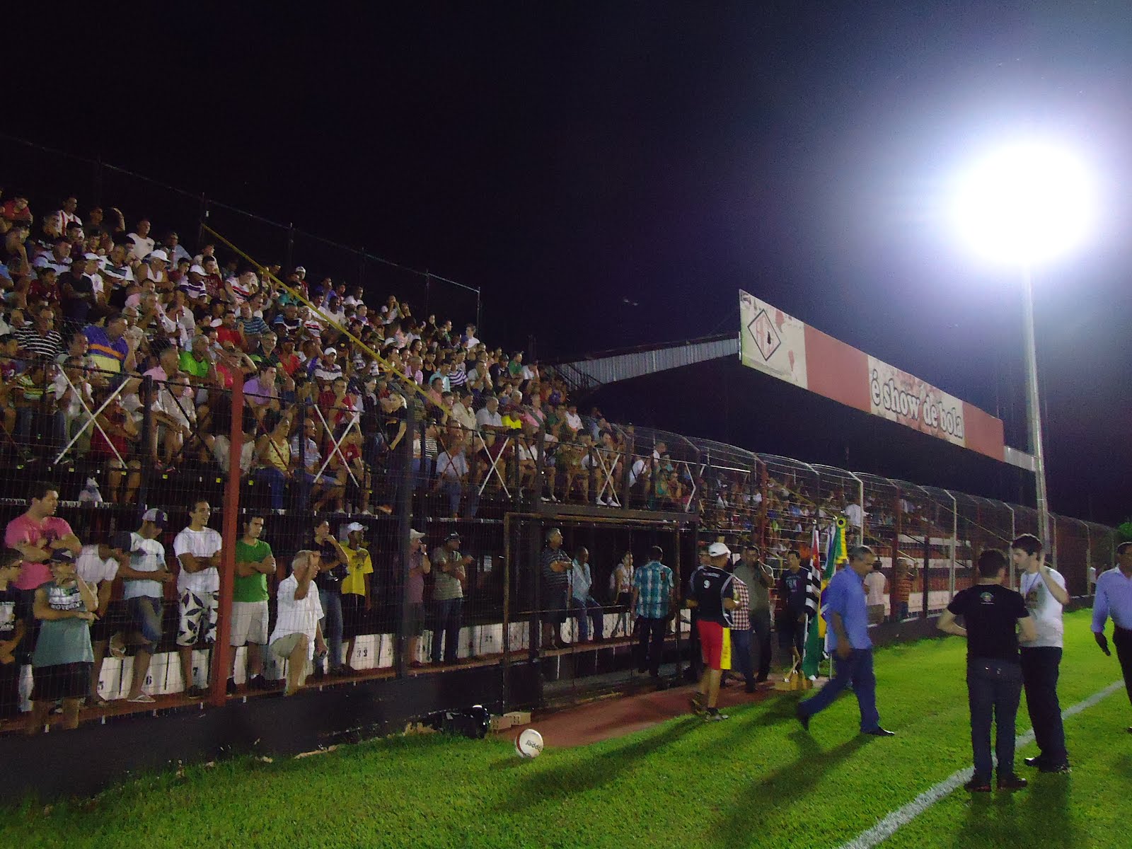 . Inaugurada iluminação no Estádio Leônidas