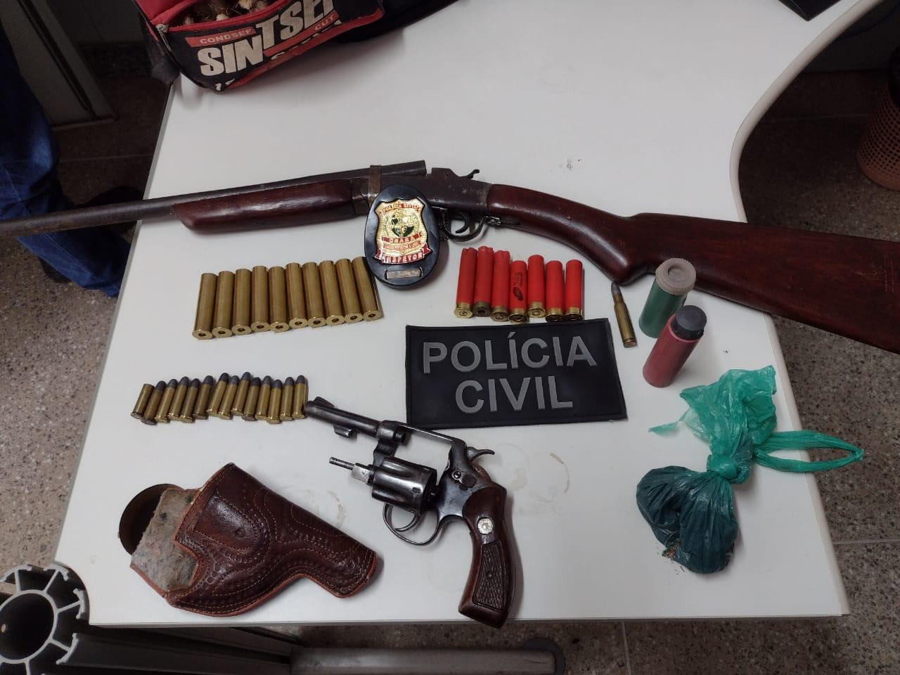 Armas e munições são apreendidas durante cumprimento de mandados de busca e apreensão em Crato Armas e munições são apreendidas durante cumprimento de mandados de busca e apreensão em Crato