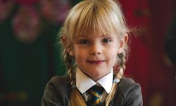 Η ηλικίας 7 ετών Έμιλι Τζόουνς απολάμβανε τον ανοιξιάτικο ήλιο με την οικογένειά της στο Queen's Park στο Heaton του Μπόλτον στις 22 Μαρ...