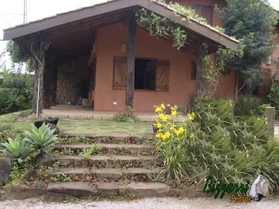 Escada de pedra moledo, tipo chapa de pedra moledo com cantos, com tamanhos variados entre 0,40 a 1,00 m de comprimento com espessura variando ente 10 a 15 cm. Pedras assentadas soltas na terra, sem cimento, com junta entre as pedras para execução do paisagismo.