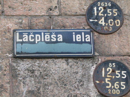 Улица Лачплеша в Риге Латвии табличка указатель закрашенная