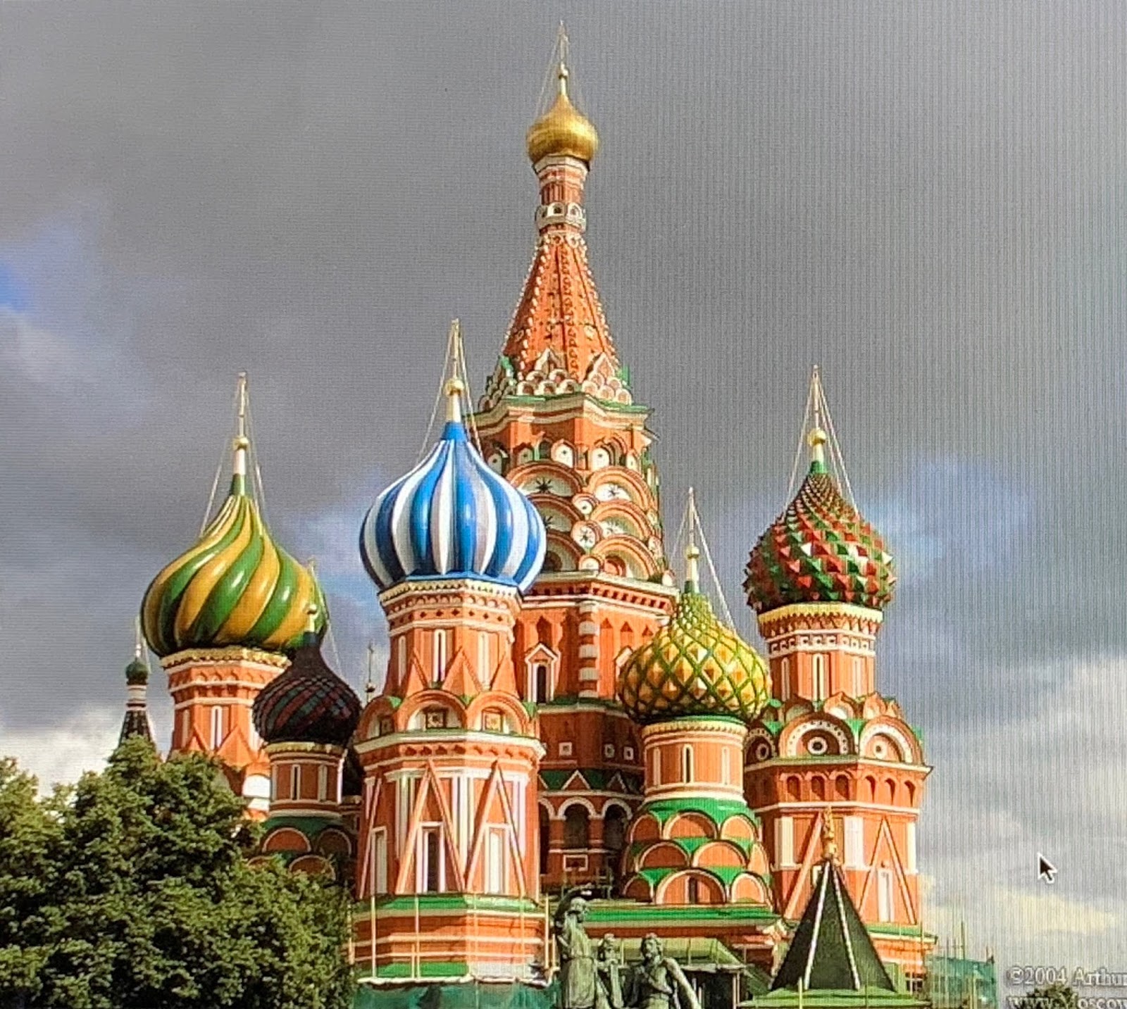 Храм с красными куполами