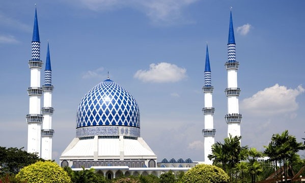 The mosques in Malaysia are beautiful in the eyes of tourists
