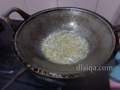 proses menggoreng teri nasi