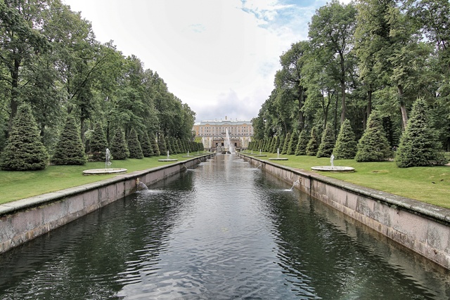 Perspectiva del Palacio y las fuentes de Peterhof