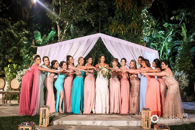 Sítio Geranium, Hyathama Pires, Multifocco, Leilah Cerqueira, casamento a céu aberto, casamento rústico, boho, decoração de casamento, decoração colorida, fotos românticas, foto com madrinhas, madrinhas iguais, Foto com padrinhos, noiva, noivo, mesa do bolo