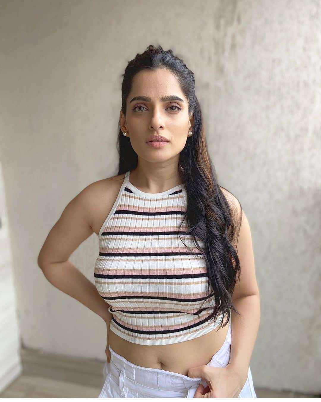Marathi Actress Priya Bapat Hot Photos