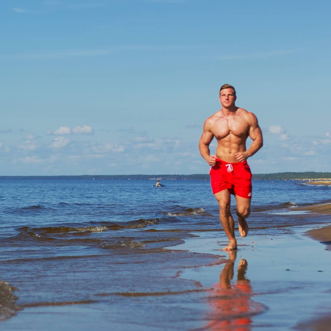 hot-muscular-shirtless-beach-man-running-edgars-snepsts