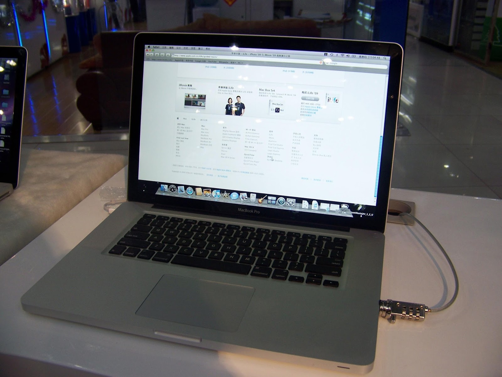 Gambar Laptop Apple MacBook Pro MC374LL/A 13.3 Inch