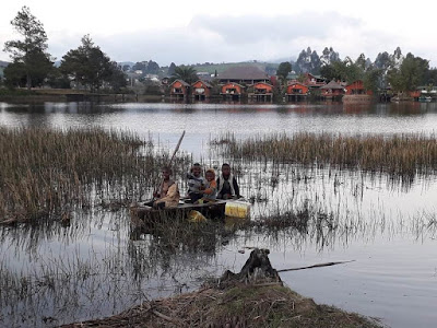 niños-en-barca-en-el-lago-del-hotel-lac-junto-parque-de-ranomafana-en-madagascar-con-enlacima
