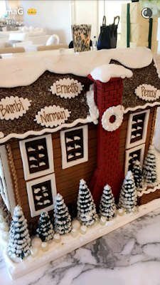  Photos: See the inscriptions on the gingerbread houses Kris Jenner sent her children