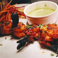 Serving tandoori prawns or spicy shrimps with green chutney for tandoori prawns recipe
