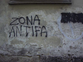 Wall with spray-painted graffiti: "Zona Antifa"