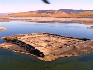 Pol Bajin: Istana Kuno Ditengah Danau Terpencil Di Siberia