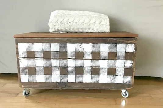 How to Make Storage From an Antique Crate. Homeroad.net