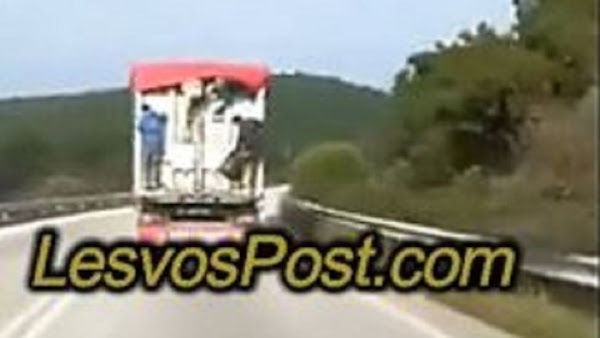 Λέσβος: Μετανάστες «Ξεπηδούν» Από Εν Κινήσει Φορτηγό - ΒΙΝΤΕΟ Λέσβος: Μετανάστες «Ξεπηδούν» Από Εν Κινήσει Φορτηγό - ΒΙΝΤΕΟ