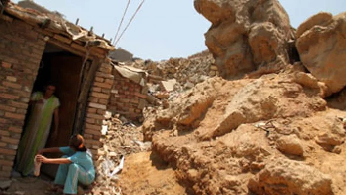 ننشر أول فيديو لحادث انهيار صخرة بمنشية ناصر     