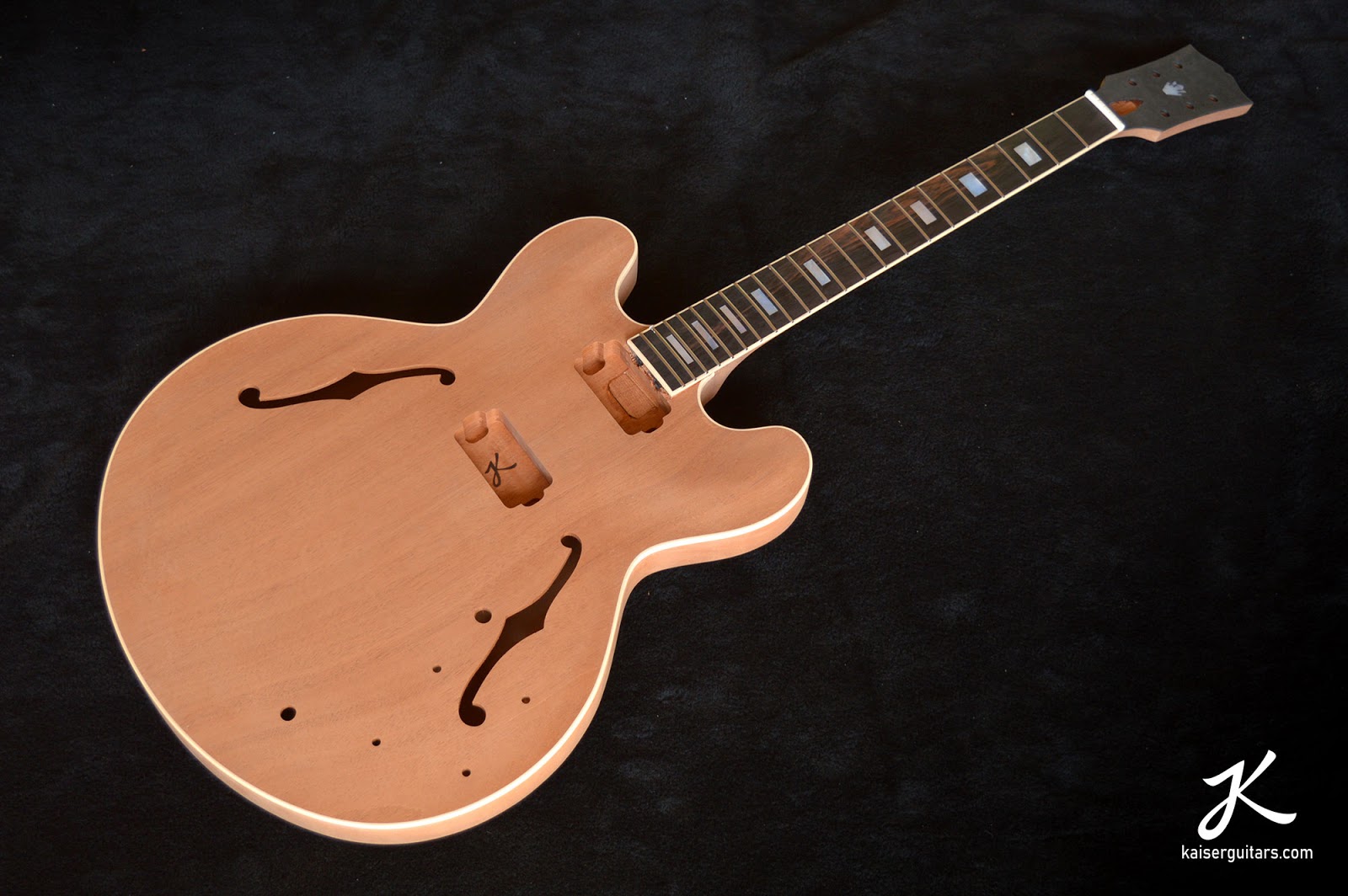 ES335 Kaiser Guitars Corpos e braços usinados em CNC