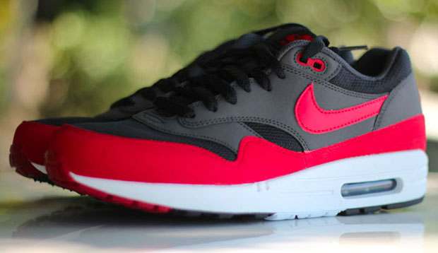 air max 1 black red