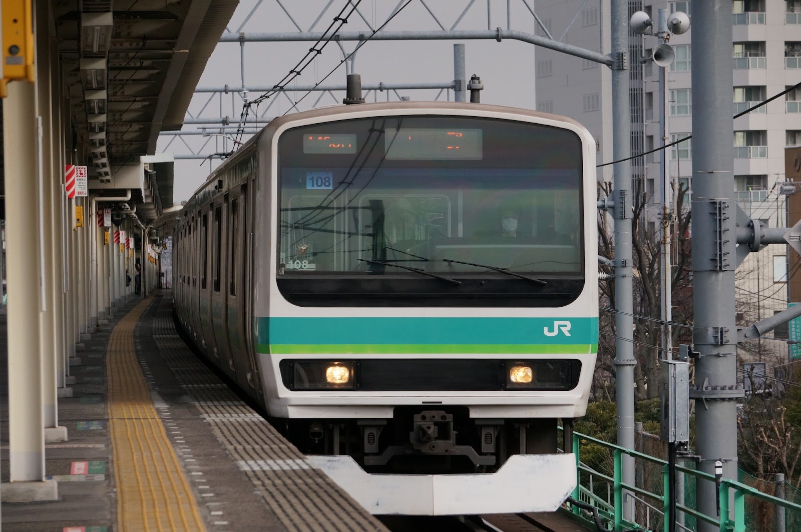 常磐線三河島駅に到着するE231系