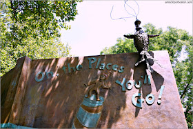 "Oh, the Places You'll Go!" en el Jardín de Esculturas del Dr. Seuss en Springfield 