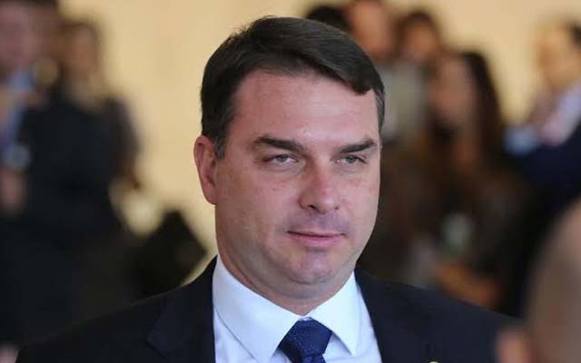 Flávio Bolsonaro é chefe de organização criminosa, diz MP