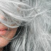 Scienziati scoprono perché lo stress trasforma i capelli in grigio