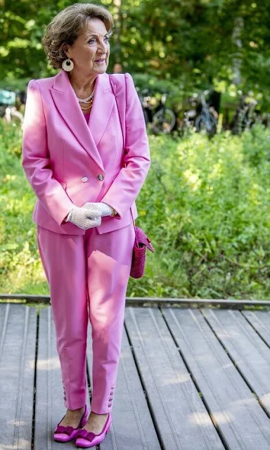 Princess Margriet wore pink  blazer and pink trousers. The statue was created in honor of all healthcare workers