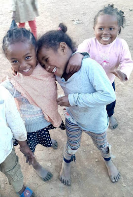 niñas-poblado-bara-de-mariany-en-madagascar-con-enlacima