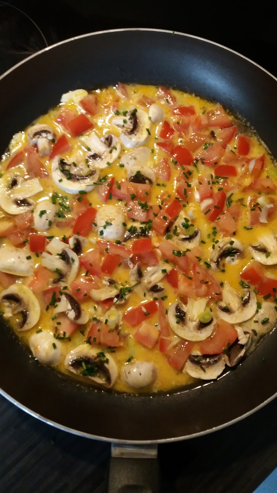 Omelet met champignons, tomaat en lente uitjes - Omelette with ...