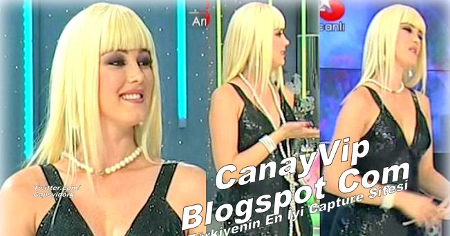 Canay Video Blog Petek Dinçöz Göğüs Dekolte Minili Şarkıcı Karmen