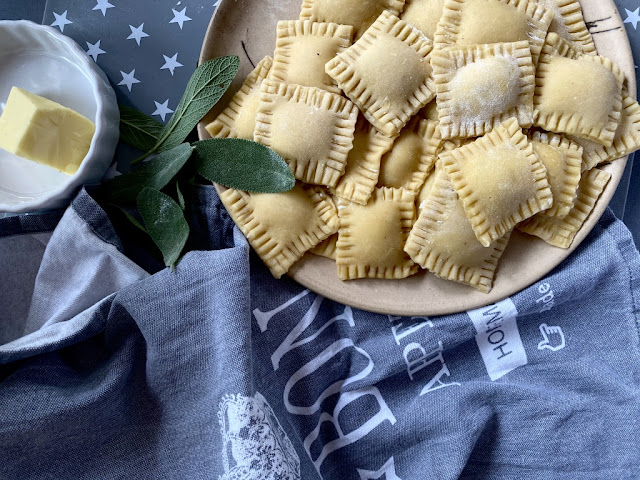 Recept na domácí ravioli con ricotta e spinaci - s ricottou a špenátem Recept na domácí ravioli con ricotta e spinaci - s ricottou a špenátem