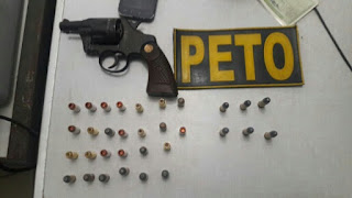 Foram apreendidas 26 munições de pistola.40 e um revólver calibre .38 municiado.