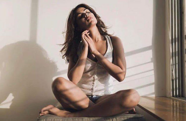 Gorgeous Actress Rhea Chakraborty Latest Pics - South Indian Actress Navel Queens