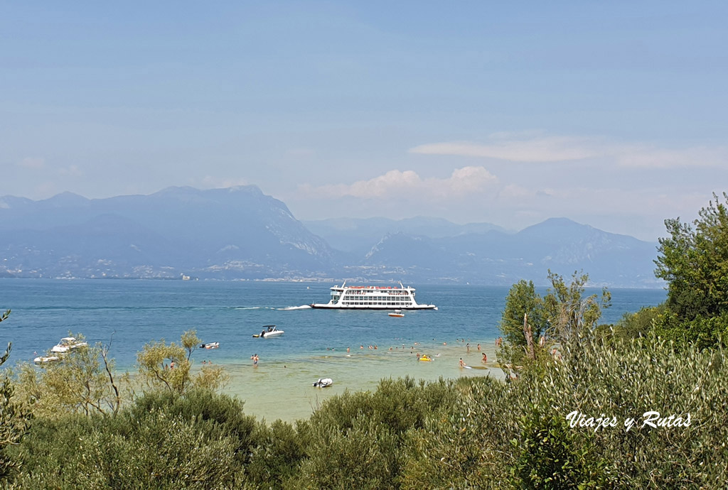 Barco en el lago di Garda de Sirmione