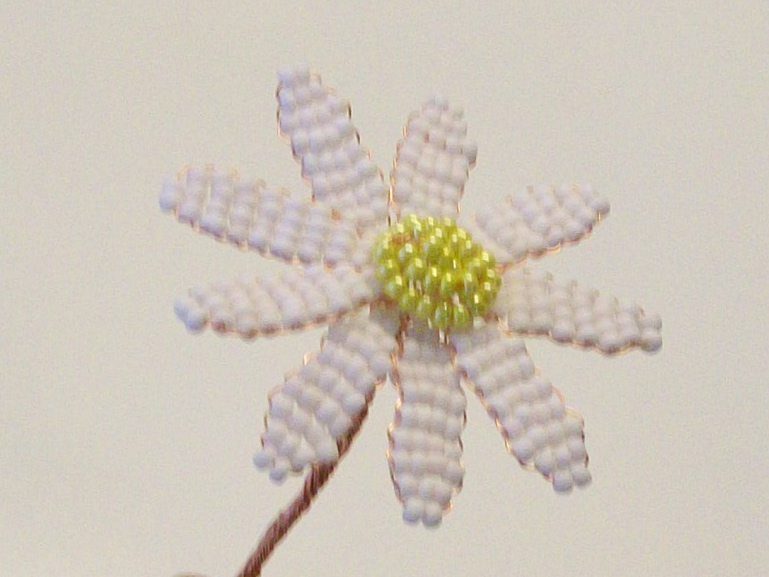 Ромашка бисер видео. Ромашка из бисера. Ромашка бисер видео. Радуга бисера ромашки. Бисером ромашки мастер класс.