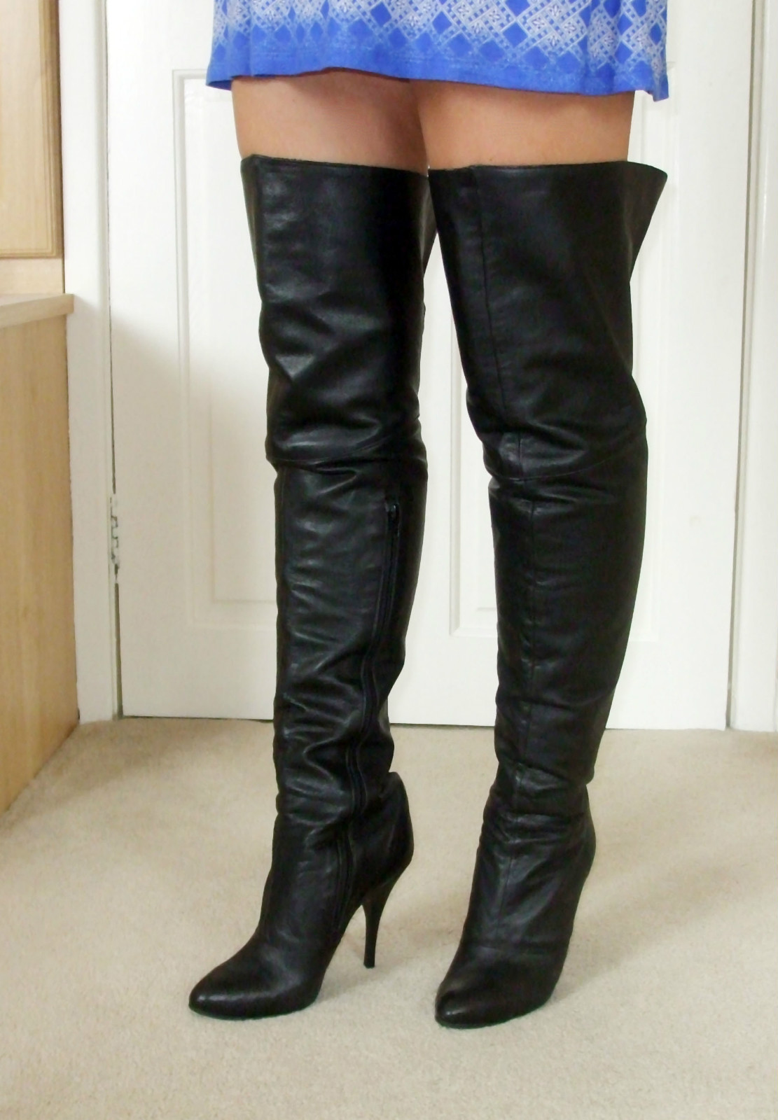 eBay Leather: A UK seller models some very nice black leather thigh ...