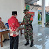 Babinsa Sosialisasikan Prokes Saat Warga Terima BLT