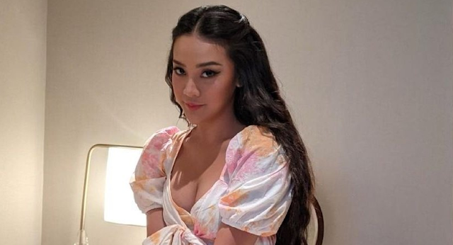 Pose di Kursi, Gaya Anya Geraldine Pakai Dress Belahan Dada Rendah Bikin Susah Fokus