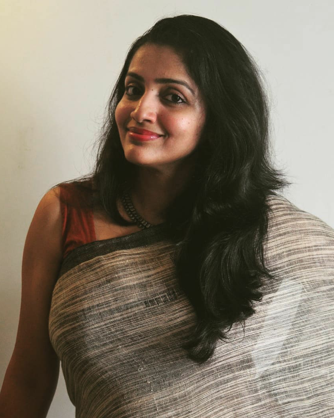 Beautiful Kerala Model Veena Parameswaran in Saree!